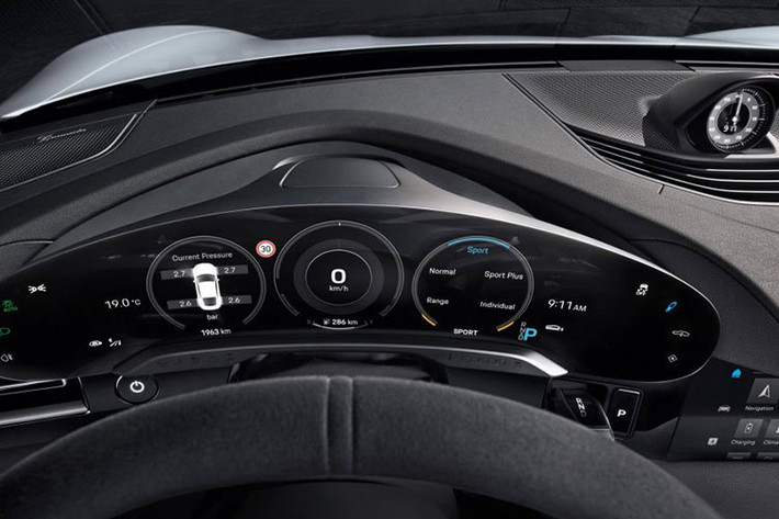 Porsche Taycan Turbo hoàn toàn mới sử dụng động cơ điện mang đến công suất tối đa 670 mã lực, thông số này còn cao hơn 70 mã lực so với siêu xe Lamborghini Huracan LP610-4. Chưa hết, xe còn có mô-men xoắn cực đại khá cao, khi lên đến 850 Nm. Thời gian tăng tốc từ vị trí xuất phát tới 100km/h chỉ mất 3,2 giây.