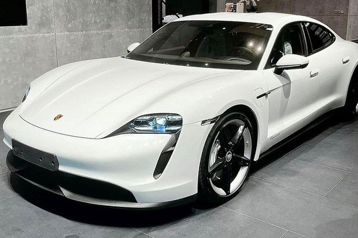 Về ngoài hình, chiếc xe điện Porsche Taycan của Đoàn Di Băng sở hữu ngoại thất màu trắng muốt cùng bộ mâm 5 chấu kép kích thước 21 inch màu đen kết hợp với viền và cùm phanh màu trắng. Xe có kích thước dài x rộng x cao là 4.974 mm x 1.967 mm 1.412 mm.