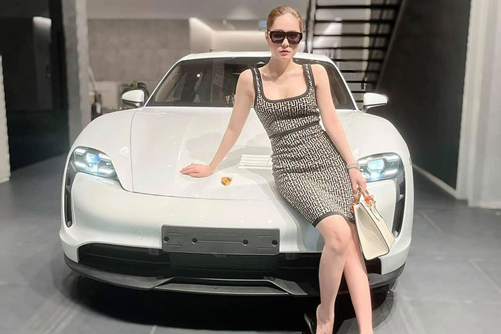 Mới đây, nữ ca sĩ Đoàn Di Băng đã đăng tải hình ảnh đứng cạnh mẫu siêu xe điện Porsche Taycan. Được biết, đây là món quà nhân ngày phụ nữ Việt Nam 20/10 của chồng nữ ca sĩ tặng. Theo chia sẻ của chủ nhân, chiếc xe Taycan có giá lên tới 8,5 tỷ đồng. Rất có thể đây là phiên bản Taycan Turbo vốn có giá khởi điểm là 7,9 tỷ đồng và được trang bị thêm các tùy chọn xịn sò.