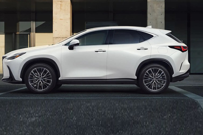 Chưa hết, mẫu SUV hạng sang này còn có sạc điện thoại thông minh không dây chuẩn Qi, cửa tự hít E-Latch System, hệ thống đèn viền nội thất Ambient Light 64 màu và hệ thống âm thanh Lexus Premium Sound System với 10 loa tiêu chuẩn hoặc Mark Levinson Premium Surround Sound System 17 loa.