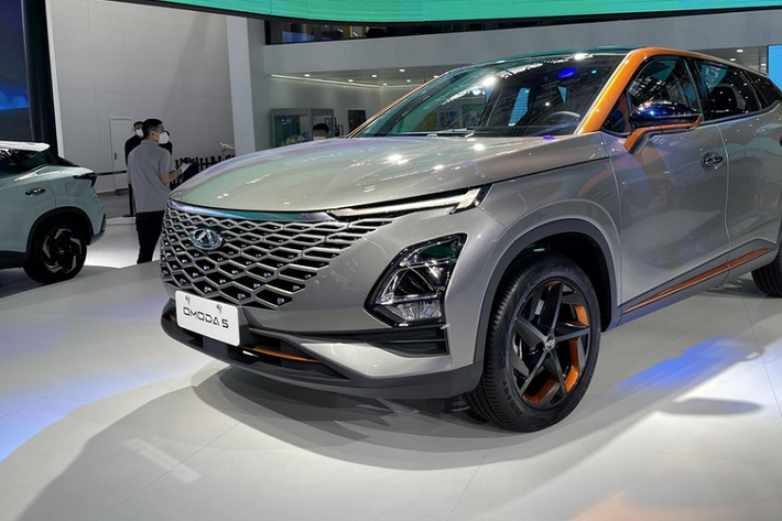 Về phương diện nội thất, Chery Omoda 5 lấy màu đen làm chủ đạo, và các chi tiết như vô lăng ba chấu đa chức năng hay cửa gió điều hòa thì được bổ sung thêm những chi tiết trang trí màu sáng, khiến cho tổng thể trông thời trang hơn. Trên mặt táp lô xe là hệ thống màn hình đôi cỡ 12,3 inch, một dành cho bảng đồng hồ và một dành cho hệ thống trung tâm giải trí.