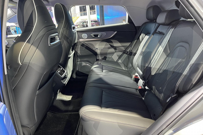 Đối với đuôi xe, mẫu SUV mới của Chery được trang bị đèn hậu kiểu nhìn xuyên nhằm phục vụ cho tính thẩm mỹ hiện nay. Hình dáng của đèn hậu trông rất sắc nét, không chiếm nhiều diện tích. Nguồn sáng được bố trí theo chiều dọc bên trong được thắp sáng nhằm nâng cao khả năng nhận diện phía sau. Ngoài ra, đèn xi nhan phía sau cũng áp dụng hiệu ứng như nước chảy, làm tăng thêm vẻ sang trọng.