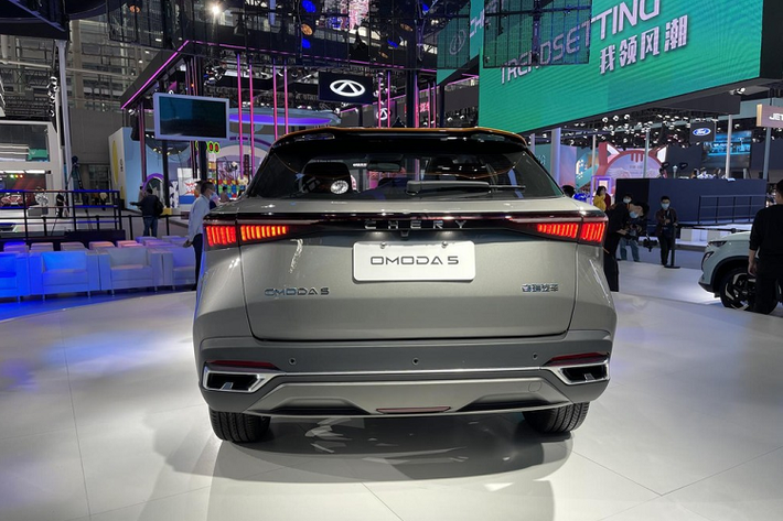 Trong khi đó, cụm đèn pha áp dụng thiết kế tách rời, và sử dụng nguồn sáng LED hiện đại. Kích thước của xe là dài 4.400 mm, rộng 1.830 mm và cao 1.585 mm, với trục cơ sở 2.630 mm.