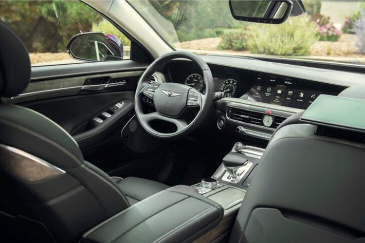 Hiện Genesis chưa công bố hình ảnh nội thất bên trong G90 thế hệ mới. Chỉ biết rằng, xe sẽ có phiên bản kéo dài với chiều dài cơ sở nhỉnh hơn 190 mm so với bản tiêu chuẩn, mang đến hàng ghế sau rộng rãi hơn. Đặc điểm nhận dạng của Genesis G90 2022 phiên bản trục cơ sở dài chính là cột B mạ crôm, cột C dày hơn và bộ vành hợp kim 20 inch với thiết kế lạ mắt.