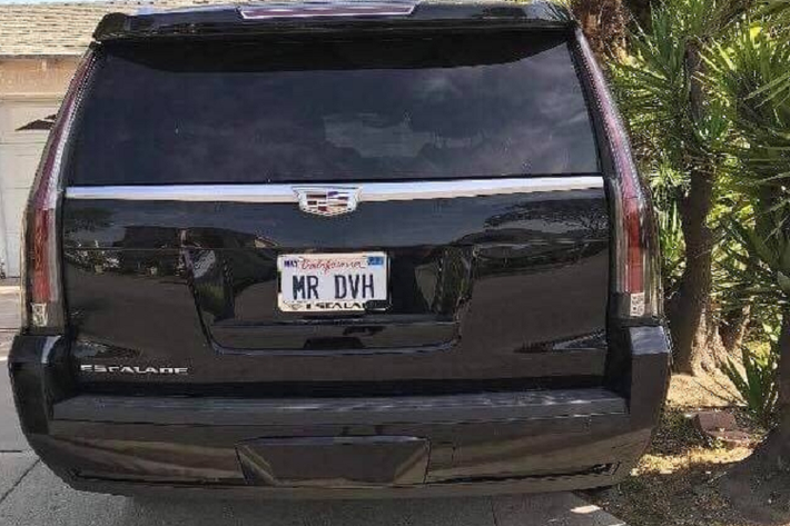 Khá thú vị là ngoài chiếc xe Cadillac Escalade mang biển số tên mình ở Mỹ, trong 1 sự kiện trong nước, nam ca sĩ Đàm Vĩnh Hưng cũng từng di chuyển trên một xe Cadillac Escalade nhưng ngoại thất chiếc xe này mang màu trắng.