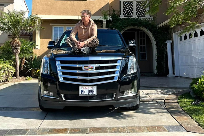 Chiếc SUV hạng sang Cadillac Escalade của Đàm Vĩnh Hưng có màu sơn đen đi kèm các chi tiết mạ crôm sáng bóng. Điểm nhấn ở ngoại hình chiếc xe ngoài thiết kế cá tính còn phải kể đến biển số MR.DVH, tên viết tắt của nam ca sĩ này.