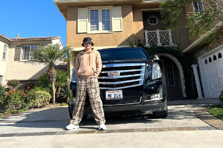 Trong số những bức ảnh được Đàm Vĩnh Hưng chia sẻ lên trang của mình, có không ít hình ảnh được nam ca sĩ tạo dáng bên cạnh chiếc xe SUV hạng sang Cadillac Escalade đời cũ. Đây là 1 trong những phương tiện di chuyển chủ yếu của Mr. Đàm khi lưu diễn tại Mỹ.