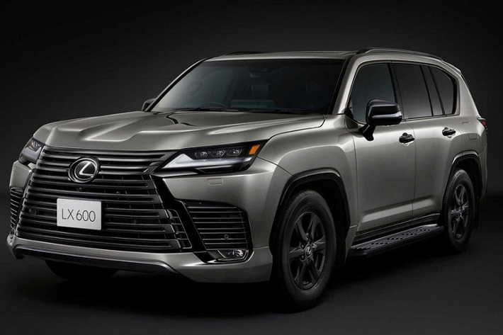 Đúng như tên gọi, Lexus LX 600 Offroad 2022 là phiên bản tập trung vào khả năng chạy việt dã. Thay vì dùng vành la-zăng cỡ lớn như bản F-Sport ở Mỹ, Lexus LX 600 Offroad 2022 lại được trang bị mâm nhỏ hơn với đường kính chỉ 18 inch. Bộ vành này có thiết kế 6 chấu màu xám nhám và đi kèm lốp riêng để vượt địa hình tốt hơn