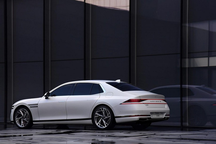 Nhìn từ bên sườn, chúng ta sẽ thấy 2 dải đèn LED báo rẽ phía sau chắn bùn trước và đường vai xe uốn cong mềm mại, chạy tới đèn hậu. Tiếp đến là tay nắm cửa có thể bật lên, thụt xuống nhằm tăng hiệu suất khí động lực học. Một điểm nhấn nữa ở sườn xe là viền cửa sổ mạ crôm hất lên ở cuối, nối với cột C.