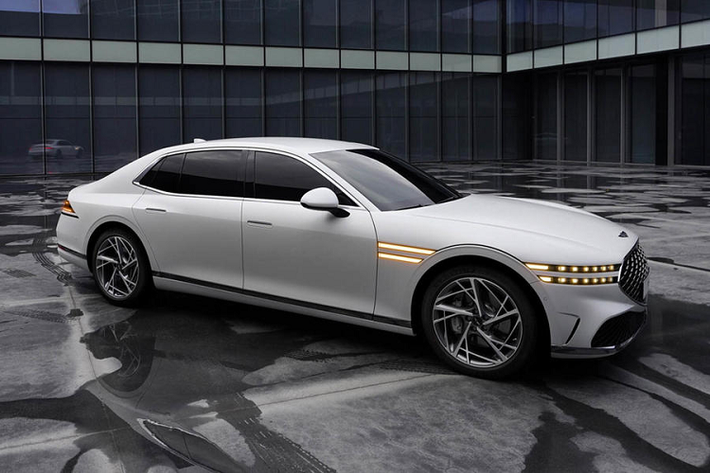 Ngoài ra, Genesis G90 2022 còn được đồn sẽ có phiên bản thuần điện giống GV70 EV đã ra mắt trong triển lãm Ô tô Quảng Châu 2021. Phiên bản chạy điện của Genesis G90 2022 sẽ đi kèm mô-tơ điện trên cả 2 cầu, tạo ra hệ dẫn động 4 bánh toàn thời gian. 2 mô-tơ điện này sản sinh công suất tổng cộng 489 mã lực và mô-men xoắn cực đại 700 Nm. Theo kế hoạch, Genesis sẽ bắt đầu nhận cọc của khách muốn mua G90 2022 ở thị trường Hàn Quốc từ tháng sau