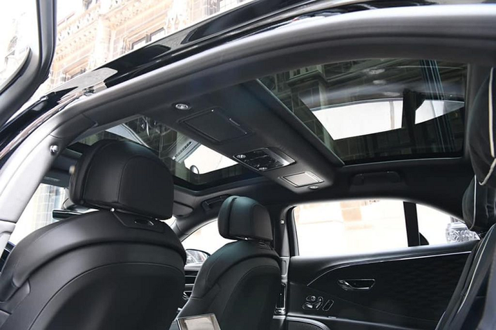 "Trái tim" này sẽ kết hợp cùng hộp số tự động ly hợp kép ZF 8 cấp, nhờ đó, xe siêu sang Bentley Flying Spur V8 phiên bản First Edition có thể tăng tốc từ vị trí xuất phát lên 100 km/h chỉ trong thời gian chỉ 4,1 giây trước khi đạt vận tốc tối đa 318 km/h.