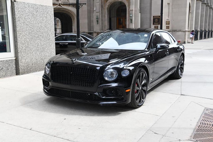 Những khác biệt của Bentley Flying Spur V8 First Edition so với bản tiêu chuẩn bao gồm ký hiệu cờ Liên hiệp Anh xuất hiện trên trụ C ở ngoại thất hay trong khoang lái, dòng chữ First 1 Edition xuất hiện trước mặt ghế phụ và ở bậc cửa như chào đón chủ nhân của xe.