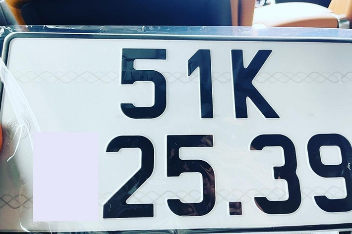 Hiện trong garage nhà của chồng cũ Lệ Quyên đã nhận bàn giao chiếc xe siêu sang Bentley Flying Spur V8 First Edition mới được hơn 1 tháng nhưng xe chưa có biển, vì thế, nhiều khả năng chiếc biển số mới được đại gia này chia sẻ là của mẫu xe siêu sang đắt tiền.