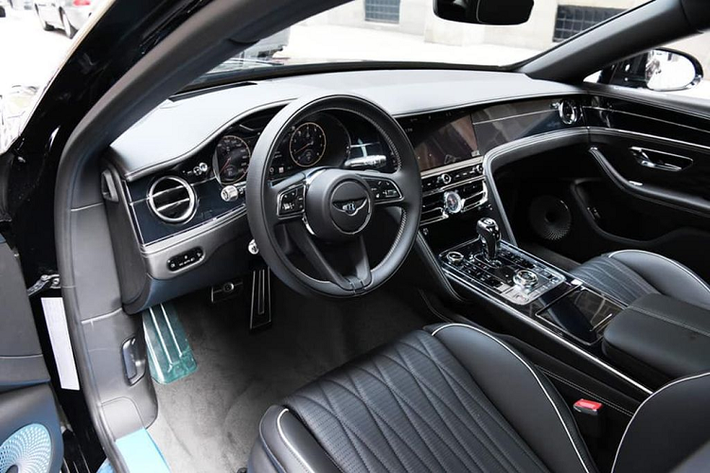 Chiếc xe siêu sang Bentley Flying Spur First Edition thế hệ mới của doanh nhân Đức Huy mới ra biển số được trang bị động cơ xăng V8, tăng áp kép, dung tích 4.0 lít, sản sinh ra công suất tối đa 542 mã lực và mô-men xoắn cực đại 770 Nm.