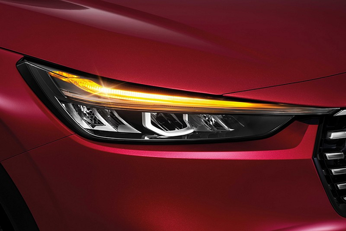 So với bản thường, Honda HR-V RS 2022 có một số đặc điểm nhận dạng như lưới tản nhiệt mạ crôm thể thao, tích hợp logo màu đỏ trong khi cản trước/cản sau và nẹp xung quanh thân xe đều sơn màu đen hầm hố. Ở hốc gió trung tâm trên đầu xe còn có đường màu đỏ và nẹp mạ crôm làm điểm nhấn.