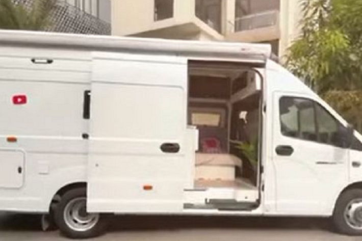 Với chi phí độ lại lên tới 1,5 tỷ đồng, nội thất của chiếc Gaz Gazelle Next của Ngọc Trinh đã được làm lại hoàn toàn với một chiếc giường rất lớn, đệm dày êm ái và thoải mái, tích hợp tủ đựng đồ trên đầu giường.