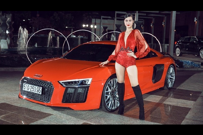 Sau khi được Đông Nhi và Ông Cao Thắng thanh lý, chiếc siêu xe Audi R8 V10 Plus lại xuất hiện trong showroom chính hãng và sau đó được 1 ông chủ công ty nhập khẩu tư nhân quận 5, TP.HCM mua về và nhanh chóng tìm thấy khách hàng mua. Sau khi trải qua nhiều đời chủ khác nhau, chiếc xe Audi R8 V10 Plus này hiện "yên bề gia thất" với chủ nhân sinh sống ở Đồng Nai.