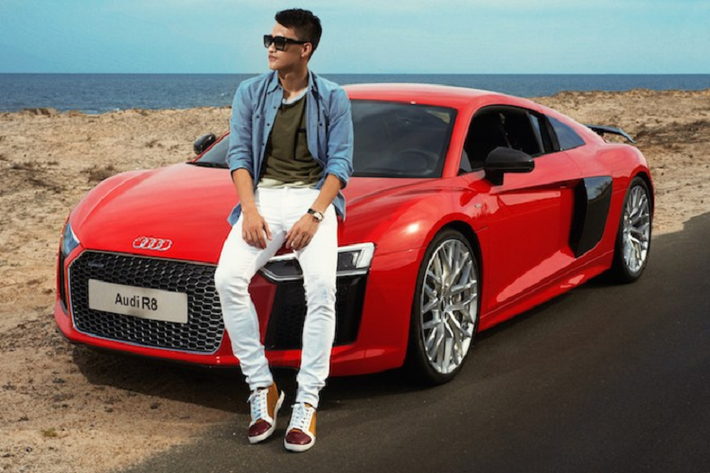 Thông tin chúng tôi có được, trước khi được Đông Nhi và Ông Cao Thắng mua về sử dụng, chiếc siêu xe Audi R8 V10 Plus chính hãng duy nhất Việt Nam từng được mang đi trưng bày nhiều nơi, được giới showbiz Việt "check in" trên mạng, ngoài ra, vợ chồng Thủy Tiên - Công Vinh cũng từng có bộ ảnh ấn tượng về chiếc xe này.