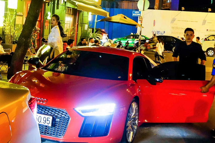 Có thể nói, Đông Nhi - Ông Cao Thắng từng đi tiên phong trong việc ca sĩ tậu siêu xe, không chỉ thế, cặp vợ chồng này còn chơi hẳn Audi R8 V10 Plus chính hãng duy nhất Việt Nam, điều mà các ca sĩ khác cũng ít khi làm, thường chọn mua siêu xe đã qua sử dụng.