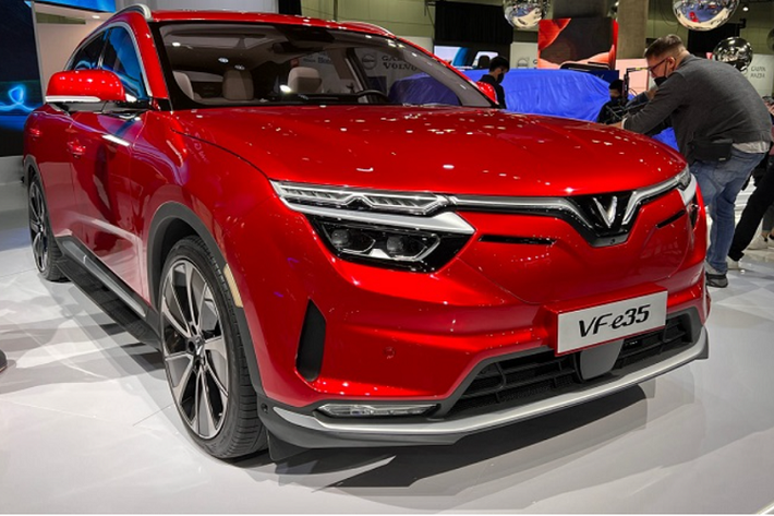 Xe điện VinFast VF e36 và VF e35 đã được trình làng vào ngày 18/11, tại triển lãm Los Angeles Auto Show 2021 danh tiếng. Trong đó, VF e36 có kích thước tương tự như BMW X7, đóng vai trò là đối thủ của Tesla Model X.