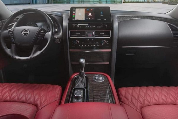 Đối với nội thất, Patrol 70th Anniversary được bọc da màu đỏ tía mới với ghế da chần chỉ vân kim cương, giúp tăng vẻ sang trọng cho xe.