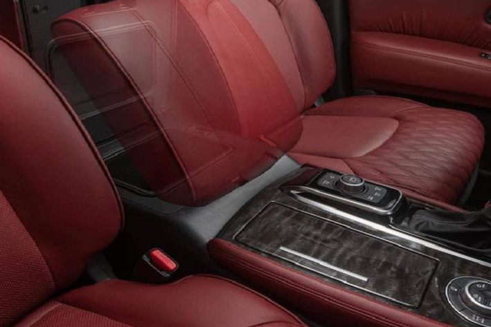 Các trang bị đáng chú ý khác gồm màn hình trung tâm 12,3 inch hỗ trợ Apple CarPlay không dây, hệ thống âm thanh Bose với 13 loa, hai màn hình đa phương tiện 10,1 inch cho hàng ghế sau có tai nghe đi kèm.