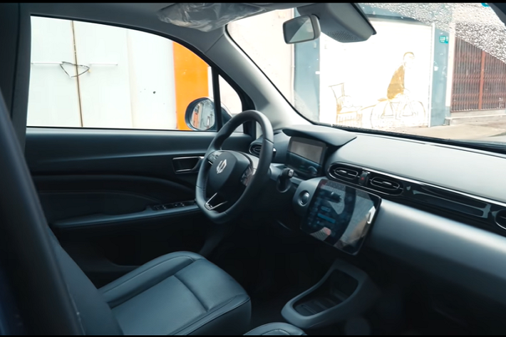 Về mặt hiệu suất, mẫu xe này có trang bị một mô tơ điện sản sinh 75 mã lực và 155 Nm mô-men xoắn cực đại, lấy năng lượng từ bộ pin lithium-ion 36,5 kWh.