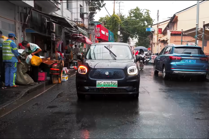 Nó thậm chí còn có một camera giám sát người lái, cũng như 11 cảm biến siêu âm, cảnh báo chệch làn đường, kiểm soát hành trình thích nghi, và tự đỗ xe, cùng những tính năng hay ho khác.