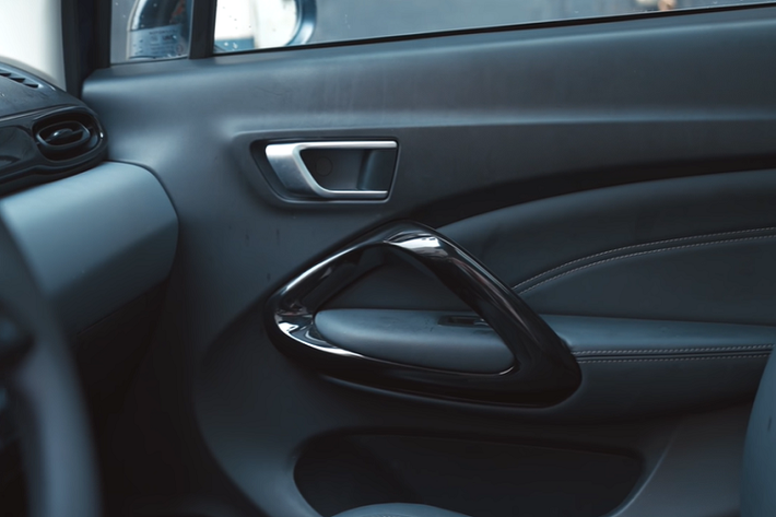 Tuy nhiên, điều mà các đối thủ đó không thể sánh kịp là loạt trang bị an toàn có ở T03, bởi mẫu xe của Leapmotor có các tính năng lái bán tự động Cấp 2.