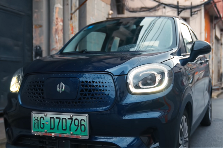 Anh ấy nhận xét là một chiếc xe điện đô thị nhỏ gọn có thiết kế độc đáo, được chế tạo tốt, trang bị nhiều công nghệ như T03 sẽ là một sản phẩm rất hợp lý đối với thị trường châu Âu, nơi có nhiều con phố nhỏ hẹp, ngoằn ngoèo hơn ở Trung Quốc.