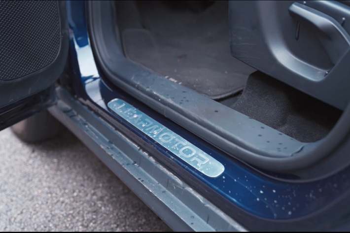 Phạm vi hoạt động theo chu kỳ NEDC của Leapmotor T03 được đánh giá là khoảng 400 km, và ngay cả khi được điều chỉnh cho chu kỳ WLTP chính xác hơn, người lái vẫn còn khoảng 300 km. Nói một cách khác, mẫu xe này sẽ dễ dàng chạy trên 200 km khi sạc đầy điện trong điều kiện thế giới thực.