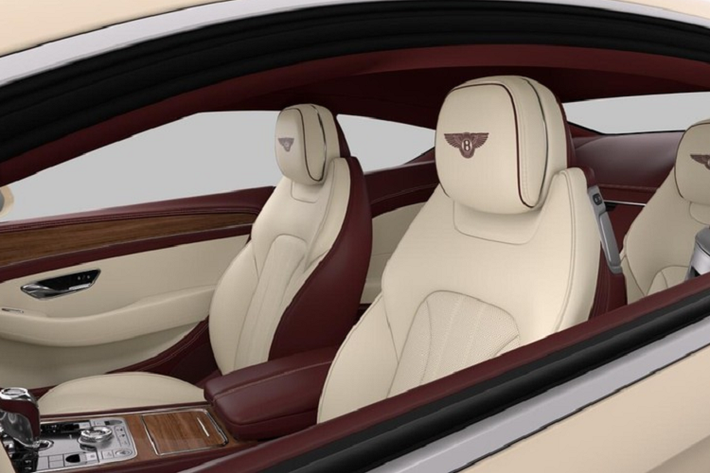 Màu sơn Old English White được xem như là di sản trên các mẫu xe Bentley vào năm 1950, cụ thể là chiếc xe Mulsanne đã khoác lên mình bộ áo này và khá thú vị là màu sơn Old English White rất được đại gia siêu xe Đặng Lê Nguyên Vũ, chủ của cà phê Trung Nguyên yêu thích.