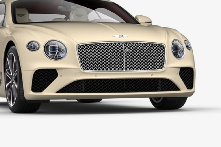 Bên trong khoang lái của chiếc Coupe siêu sang Bentley Continental GT thế hệ mới sắp về nước sẽ có chất liệu da bò thuần Âu Linen và đi kèm với đó là một chút màu đỏ Cricket Ball tốt nhất để phối cho khoang lái xe vừa trẻ trung nhưng cũng đầy sang trọng. Loại da này được tuyển chọn bằng tay từ các đàn bò đực ở Tây Đức và được nhuộm theo phương pháp truyền thống để tăng cường mùi thơm tự nhiên.