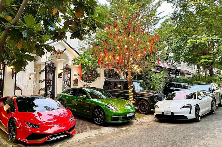 Những hình ảnh do chủ nhân chia sẻ lên mạng xã hội cho thấy, dàn siêu xe, xe điện, xe sang và SUV hạng sang thường xuyên phải túc trực đỗ ngoài đường, trước cổng nhà của vợ chồng này đang sinh sống. Thông tin ban đầu cho biết, bởi vì khoảng sân cũng như garage căn nhà này không đủ diện tích đỗ xe nên hai vợ chồng quyết định mang xe ra ngoài đậu. 