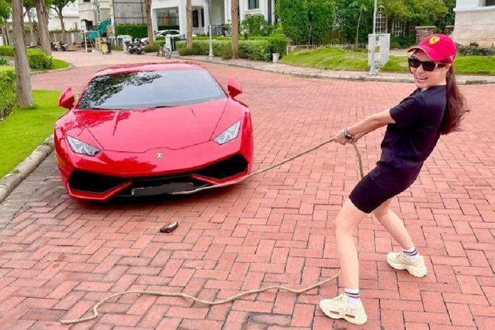 Hiện chiếc siêu xe Lamborghini Huracan LP610-4 của đại gia mỹ phẩm cùng vợ đã được thay đuôi xe theo bản độ Novara Edizione của hãng Vorsteiner cũng như trang bị khẩu pháo titanium của hãng Ryft chỉ sản xuất giới hạn 18 bộ trên toàn thế giới. 