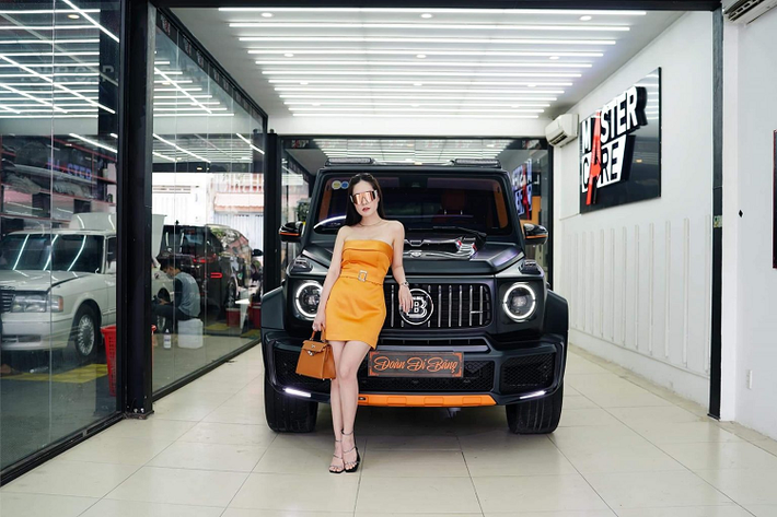 Ngoài chiếc xe thuần điện, cặp vợ chồng đại gia này còn mua siêu xe Lamborghini Huracan LP610-4 chính hãng để trải nghiệm tốc độ cũng như 1 thương hiệu xe đình đám nhất trên thế giới. Tuy nhiên, đây không phải là siêu xe đầu tiên mà đại gia này cùng vợ sở hữu, trước đó, vào tháng 10 năm 2020, 2 vợ chồng này đã sở hữu siêu xe mui trần McLaren 720S Spider có tùy chọn carbon nhiều nhất Việt Nam. 