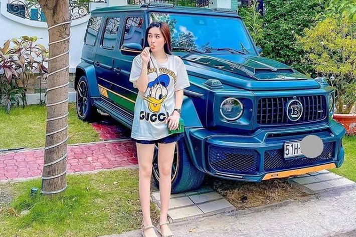 Được biết, Porsche Taycan cùng siêu xe Lamborghini Huracan LP610-4 là 2 mẫu xe mới nhất được cặp vợ chồng Di Băng mua chính hãng và đã nhận bàn giao xe. Trong đó, Porsche Taycan có giá từ 4,76 tỷ đồng tại Việt Nam cho bản tiêu chuẩn và cao nhất là Porsche Taycan Turbo S được chào bán 9,55 tỷ đồng. 