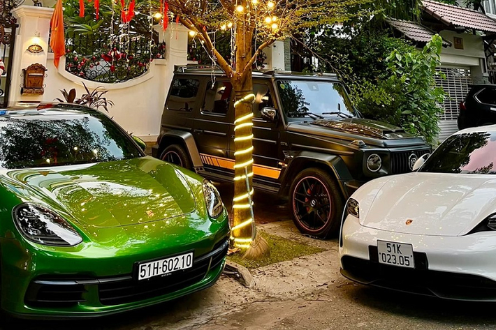 Xuất hiện trước cổng nhà của 2 vợ chồng Di Băng là 1 cặp xe Porsche với 2 phân khúc riêng biệt là xe sang Panamera sở hữu màu sơn xanh lá độc đáo và chiếc còn lại là mẫu siêu xe điện Porsche Taycan mới được đại gia này mua tặng cho vợ nhân ngày 20/10 vừa qua. 