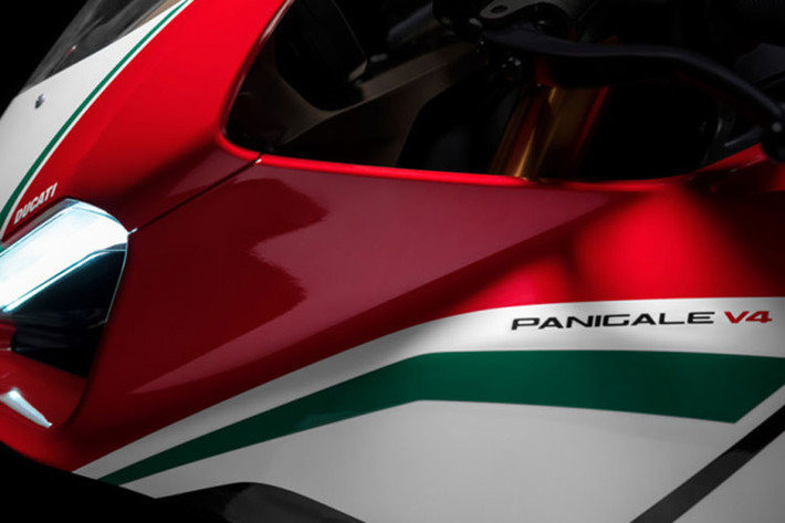 Xe có nhiều trang bị đáng chú ý như yên bọc da Alcantara, phuộc trước hiệu Ohlins điều khiển điện tử bán chủ động, vè trước và sau bằng sợi carbon, ống xả titanium Ducati Performance của Akrapovic, phanh Brembo...