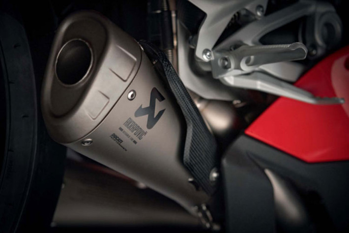 Là mẫu môtô Ducati thương mại đầu tiên sử dụng động cơ V4, Ducati Panigale V4 và V4 Speciale đều dùng động cơ 1.103 cc, nhưng bản V4 Speciale sẽ mạnh tới 226 mã lực nhờ có ống xả Akrapovic trong khi V4 tiêu chuẩn có công suất tối đa là 214 mã lực. Đi kèm là hộp số 6 cấp có công nghệ Ducati Quick Shift.