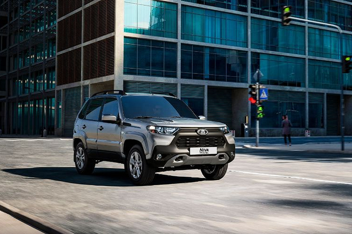 Tại Nga, Lada Niva Travel 2021 mới có giá bán khởi điểm chỉ từ 11.270 USD (khoảng 257 triệu VNĐ) đối với cấu hình cơ sở, tuy nhiên, với mức giá này chiếc SUV sẽ không có nhiều trang bị và tiện nghi để phục vụ khách hàng một cách tốt nhất.