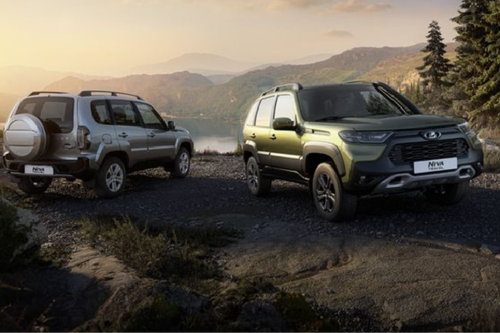 Trong khi đó, biến thể SUV Niva Travel Luxe Offroad hàng đầu đạt tiêu chuẩn với điều hòa tự động, hệ thống giải trí đa phương tiện, camera chiếu hậu có tính năng làm sạch tự động, cửa sổ chỉnh điện, ghế có sưởi, kính chắn gió có sấy tự động, chắn bùn bằng nhựa đen, mâm hợp kim 16 inch kèm lốp chịu lực và ống thở...tất cả đều khiến chiếc xe trông bụi bặm hơn, mạnh mẽ hơn.