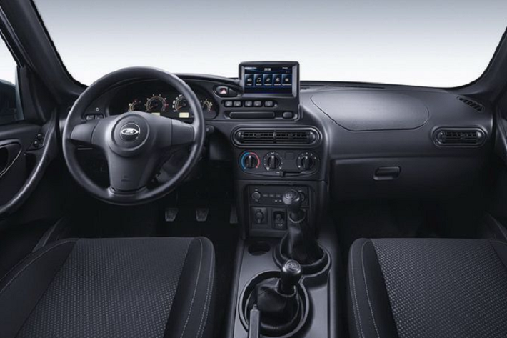 Đối với ngoại thất, có thể thấy mặt tiền Lada Niva Travel được "vay mượn" khá nhiều từ Toyota RAV4, bao gồm cụm đèn pha hiện đại cỡ lớn, nắp capo có các đường gân dập nổi cơ bắp và những hốc bánh xe vuông vức.