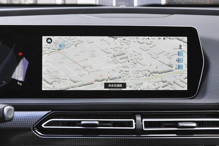 Bên sườn, Beijing X7 2022 vẫn được trang bị nẹp trang trí sau chắn bùn trước và tay nắm cửa có thể bật lên/thụt xuống. Tại thị trường Trung Quốc, mẫu crossover cỡ C này có 2 loại vành khác nhau. Trong đó, vành hợp kim với thiết kế 5 chấu phối 2 màu thể thao giống như cũ.