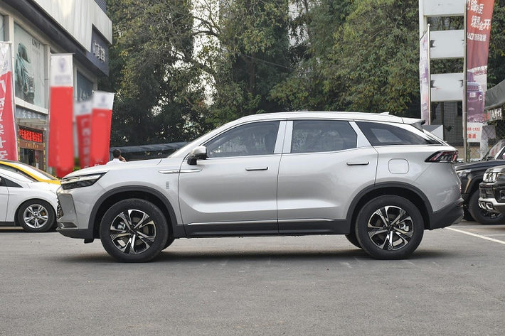 Bên dưới còn có một màn hình nữa, nối liền với cụm điều khiển trung tâm, để chỉnh các tính năng của hệ thống điều hòa. Tiếp đến là vô lăng vát đáy thể thao, tích hợp phím chức năng, cửa gió điều hòa nằm ngang khá hẹp cũng như cần số ngắn và dày dặn.