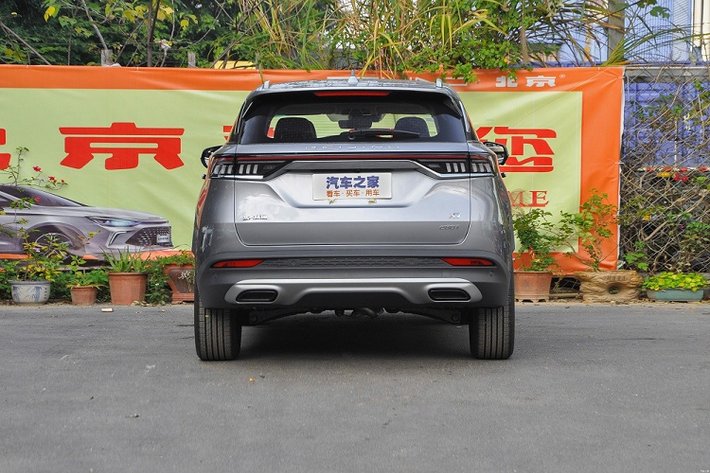 Dự kiến, Beijing X7 2022 sẽ bắt đầu được bày bán tại Trung Quốc trong tương lai gần. Hiện giá xe Beijing X7 2022 vẫn chưa được hé lộ. Trong khi đó, phiên bản cũ của mẫu crossover cỡ C này có giá dao động từ 528 - 698 triệu đồng tại Việt Nam.