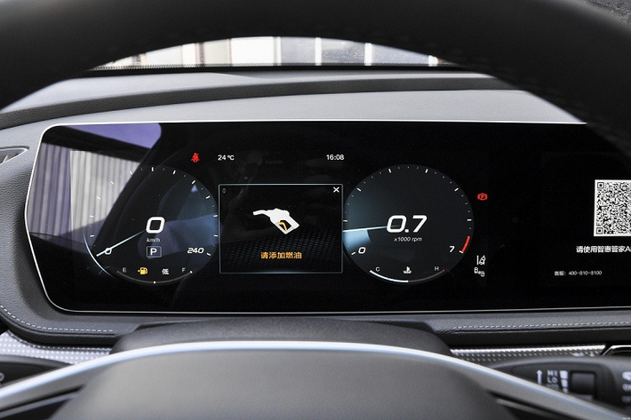 Xe tiếp tục được trang bị cụm đèn pha thanh mảnh, tích hợp dải đèn LED định vị ban ngày, nẹp mạ crôm bao quanh nắp ca-pô và khe gió nằm dọc khá hẹp ở 2 góc cản trước. Tiếp đến là nẹp mạ crôm ở hốc đèn sương mù và bên trong hốc gió trung tâm.