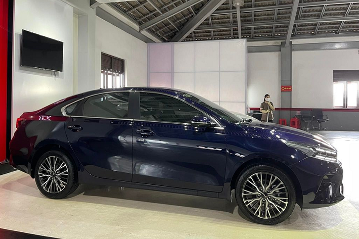 Kia K3 hiện có giá niêm yết 659 triệu đồng và sẽ có giá lăn bánh vào khoảng 700 triệu đồng nhờ chính sách giảm 50% lệ phí trước bạ.
