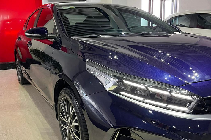 Chiếc Kia K3 này thuộc phiên bản 1.6 Premium. Về thiết kế bên ngoài, Kia K3 đã được làm mới lại một số chi tiết như cụm đèn chiếu sáng trước mỏng hơn cùng các điểm LED chia 3 thanh kép hiện đại, mặt ca-lăng hình mũi hổ đặc trưng gọn gàng và sắc sảo, bộ cản dưới thể thao, đèn hậu sửa đổi hay đáng chú ý là bộ logo nhận diện thương hiệu hoàn toàn mới hay đáng chú ý là bộ logo nhận diện thương hiệu hoàn toàn mới.