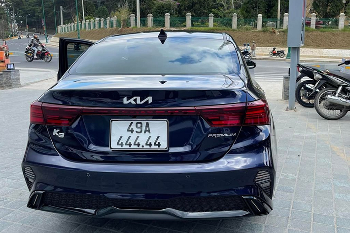 Về truyền động, Kia K3 tại Việt Nam có 2 tuỳ chọn động cơ là 1.6L và 2.0L, sản sinh công suất lần lượt từ 126 mã lực và 150 mã lực, đi kèm đều là hệ dẫn động cầu trước và hộp số sàn 6 cấp hoặc số tự động 6 cấp.